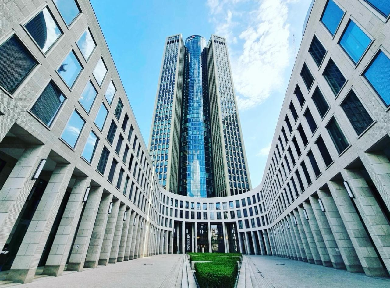 Professional business meeting at H&I Investment GmbH
